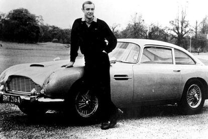 El actor Sean Connery junto al Aston Martin DB5 de 1964, que apareció por primera vez en Goldfinger.