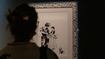 Una visitante de la exposición 'El arte de la protesta', de Banksy, observa una de las obras, el 12 de noviembre en Barcelona.