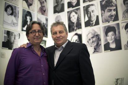 Jos&eacute; Carlos Somoza, por partida doble: en la pared de autores de la agencia Carmen Balcells y junto al hijo de &eacute;sta, hace unas semanas.