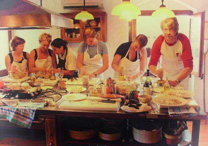 Un grupo de holandeses aprende de cocina catalana en el hotel gastronómico Catacurian, en El Masroig (Tarragona).