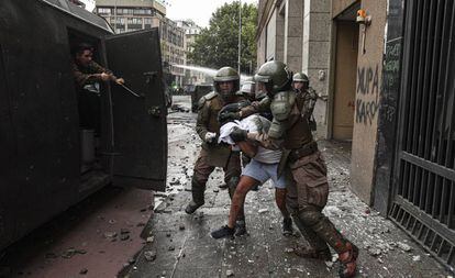 La policía detiene a un manifestante en Santiago de Chile, el viernes.
