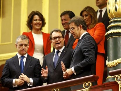 Feijóo, cuando era presidente gallego, junto al entonces presidente catalán, Artur Mas, y el lehendakari Iñigo Urkullu, el día de la proclamacion de Felipe VI en el Congreso, en junio de 2014.