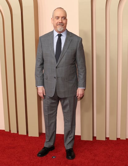 Paul Giamatti, nominado a mejor actor protagonista por su papel de Paul Hunham en 'Los que se quedan', a su llegada al almuerzo de los Oscar. Tanto él como Cillian Murphy van muy igualados en las apuestas.
