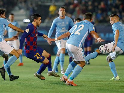 Carles Pérez se enfrenta a los defensas del Ibiza en el partido de la Copa del Rey.