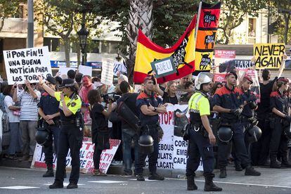 Bajo pancartas de 'adeu' y de 'Por fin una buena noticia para los toros', grupos antitaurinos se han concentrado en las inmediaciones de la Monumental para celebrar la última corrida de Cataluña.