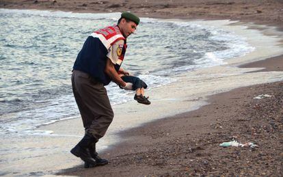 Un agente traslada el cad&aacute;ver del peque&ntilde;o Aylan en una playa turca el pasado 2 de septiembre.  