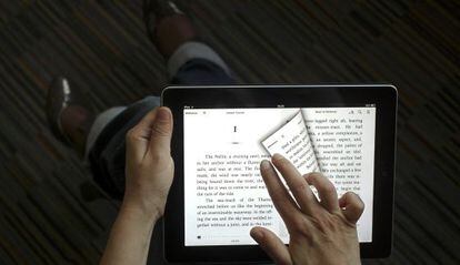 Una usuaria lee un libro en un iPad.