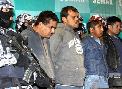 Efectivos de la Marina muestran a los detenidos en Monterrey.
