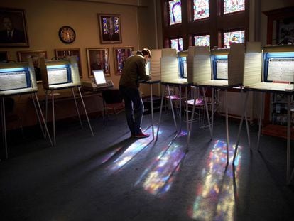 Un hombre vota en una iglesia presbiteriana en Omaha, Nebraska.