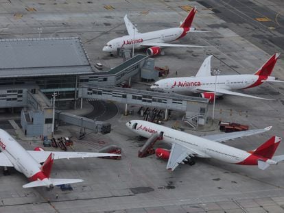 Vista aérea de  los aviones de la aerolínea colombiana Avianca estacionados en el Aeropuerto Internacional El Dorado en Bogotá.