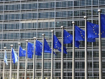 Banderas de la UE frente a la sede de la Comisión, en Bruselas.