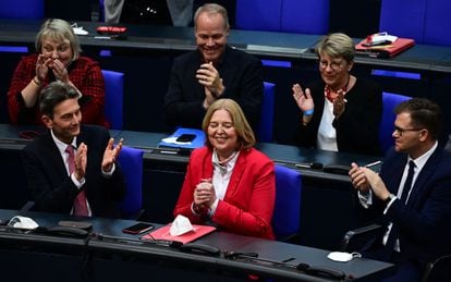 Bärbel Bas recibe el aplauso de sus compañeros tras ser elegida presidenta del Bundestag. 