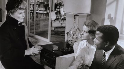 Katharine Hepburn interpela a Katharine Houghton y Sidney Poitier en 'Adivina quién viene esta noche' (Stanley Kramer, 1967).