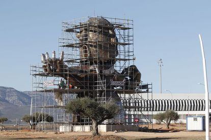 Escultura dedicada a Carlos Fabra que se construye en el aeropuerto de Castellón.