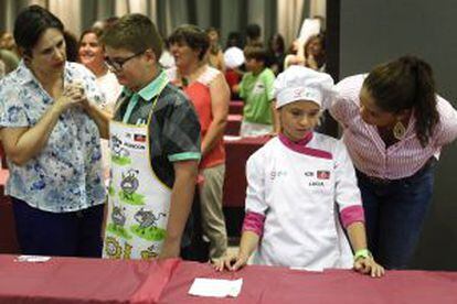 Brandon y Lucía, junto a sus madres, durante las pruebas.