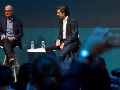El presidente de Telefónica, José María Álvarez Pallete (d) y el consejero delegado de Microsoft , Satya Nadella. en el MWC19.