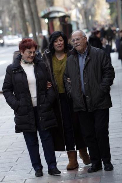 Almudena Grandes, acompañada por Isabel Perales y Alexis Mesón Doña, en Madrid.