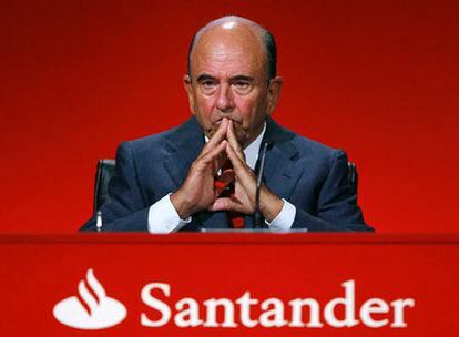 Emilio Botín, presidente del Santander, durante la junta de accionistas celebrada ayer.