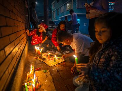 Se lleva a cabo la noche de velitas en la localidad de Suba en Bogotá, Colombia el 7 de diciembre del 2022.