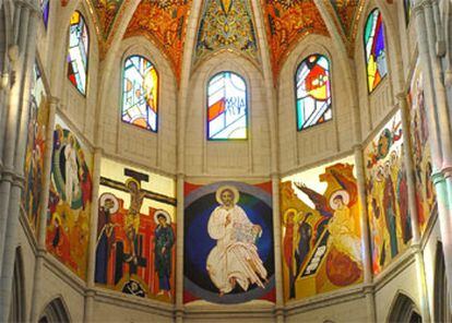 El ábside incluye un conjunto de siete murales pintados por Kiko Argüello y ocho vidrieras realizadas en Murano.