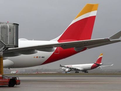 Aviones de Iberia, en el aeropuerto de Barajas.