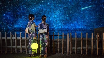 Dos mujeres siguen un espectáculo de luz en el festival Naked Summer de Kioto el pasado 21 de julio.
