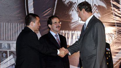 El entonces presidente de México, Vicente Fox, estrecha la mano de Genaro García Luna, el 23 de noviembre de 2004. En video, Fox habla sobre García Luna, este lunes en Arizona.