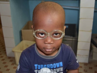Emmanuel con sus nuevas gafas.