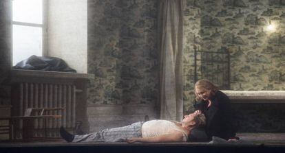 Anja Kampe (Isolda) acaricia al cadáver de Tristán (Andreas Schager) en el tercer acto de la ópera.