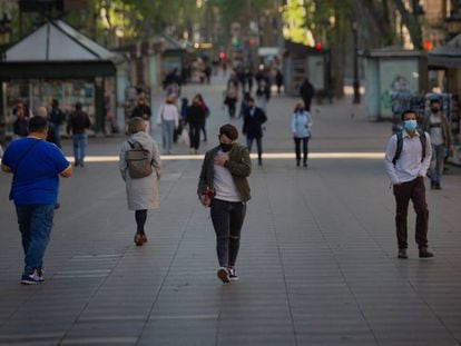 Varias personas caminan por las Ramblas de Barcelona en el día de Sant Jordi.
