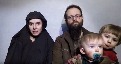 Caitlan Coleman (izq) junto a su marido, Joshua Boyle, y dos de sus tres hijos en un v&iacute;deo difundido por los talibanes el 19 de diciembre de 2016.
