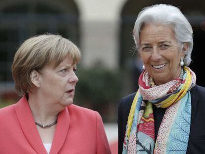 La canciller alemana Angela Merkel (izquierda) junto a la directora gerente del FMI, Christine Lagarde.