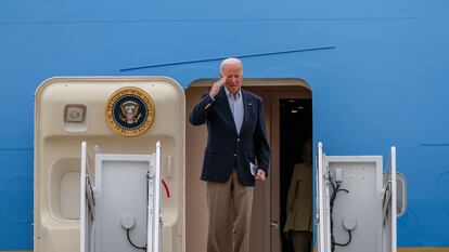 El presidente, Joe Biden, saluda antes de subir el Air Force One en la Base de la Fuerza Aérea Andrews, este viernes.