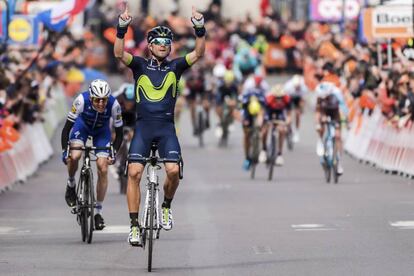 Valverde se&ntilde;ala al cielo al ganar recordando a Scarponi.