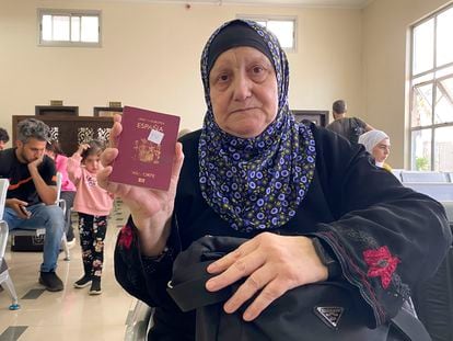 Una mujer mostraba su pasaporte español mientras esperaba para poder salir de la franja de Gaza por el paso de Rafah, este lunes.