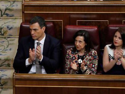 El PSOE centra la moción en la brecha entre un PP enriquecido y unos ciudadanos empobrecidos por la precariedad. Sánchez promete estabilidad. Rajoy, a la defensiva