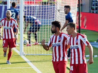 Diego Costa y Marcos Llorente celebran el gol del Atlético al Levante tras una gran jugada del segundo. / José Jordán (AFP)