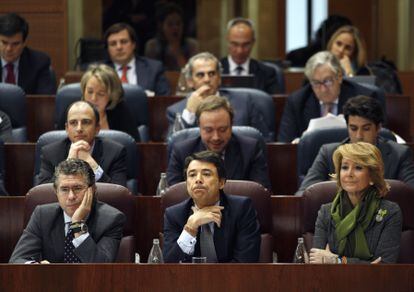 En primera fila, desde la izquierda, Francisco Granados, Ignacio González y Esperanza Aguirre, en la Asamblea de Madrid en 2009.