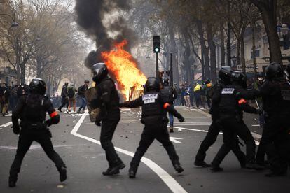 Policías antidisturbios se enfrentan a los manifestantes durante las protestas contra la reforma de las pensiones, el pasado jueves en París.