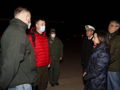 Margarita Robles recibiendo a los soldados ucranios que vienen a recibir formación militar en España.