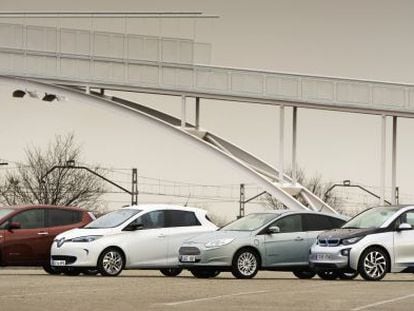 De izquierda a derecha, los nuevos Nissan Leaf, Renault Zoé, Ford Focus Electric y BMW i3.