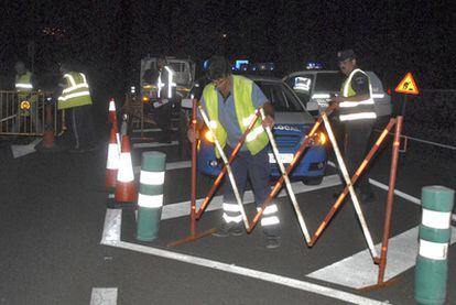 Varios operarios instalan vallas a la entrada del túnel de Los Roquillos de El Hierro tras registrarse un terremoto de 4,4 en la madrugada del sábado.