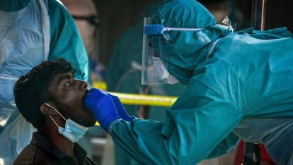 Un trabajador sanitario toma una muestra para hacer el test de coronavirus en Malasia.