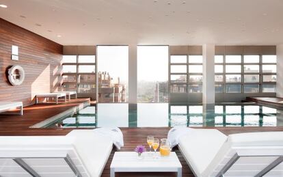 Piscina del hotel Reina Petronila, en Zaragoza.