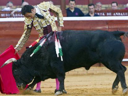 El Cid da un pase a uno de los dos toros que lidió ayer en Huelva.