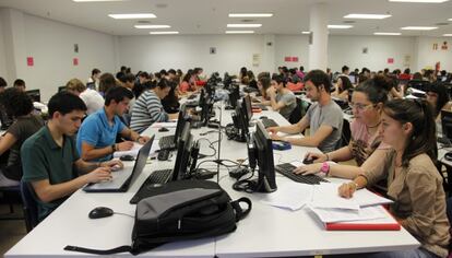 Alumnos de la Universidad de Alicante estudian en una de sus bibliotecas.