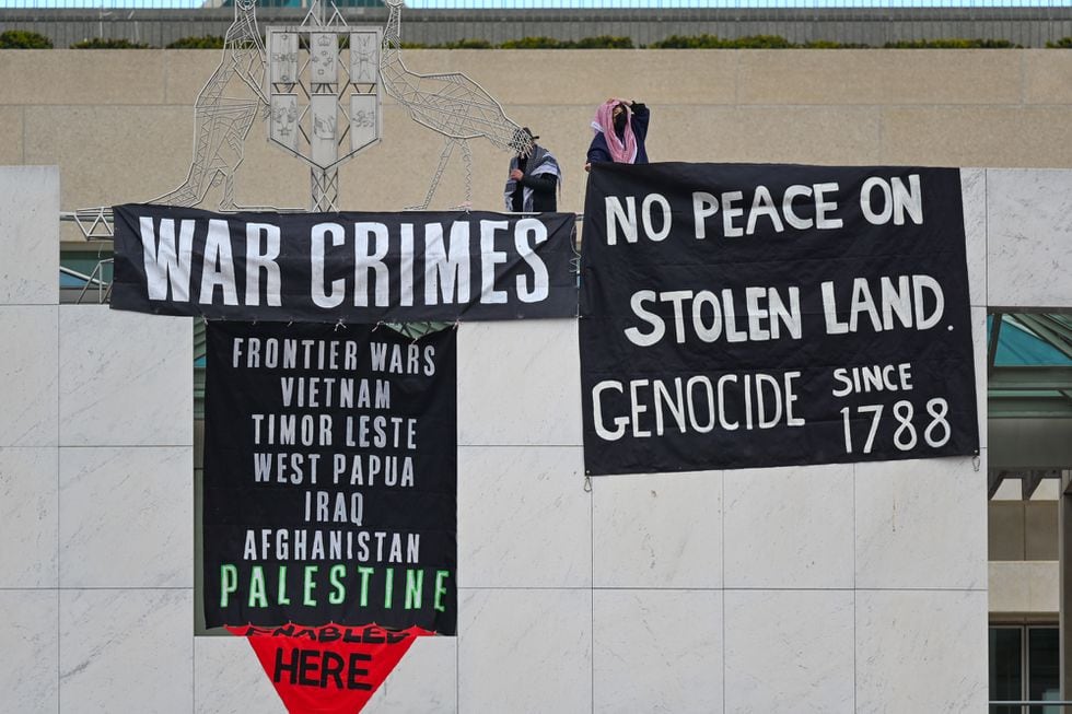 Protesta a favor de Palestina en el techo del Parlamento de Camberra, el miércoles en Sídney (Australia). 