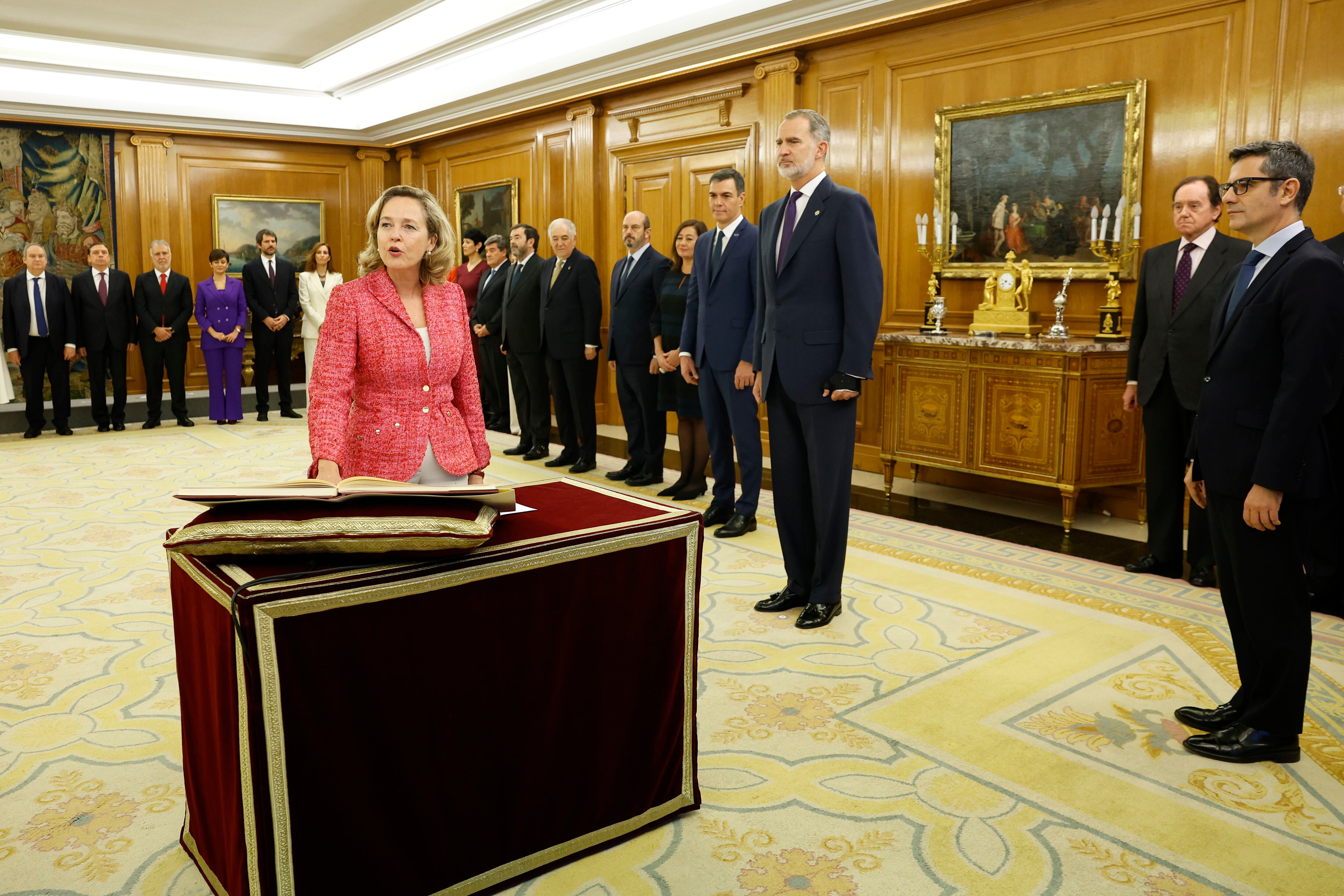 Nadia Calviño, vicepresidenta primera y ministra de Asuntos Económicos, en el momento que promete su cargo ante el Rey.