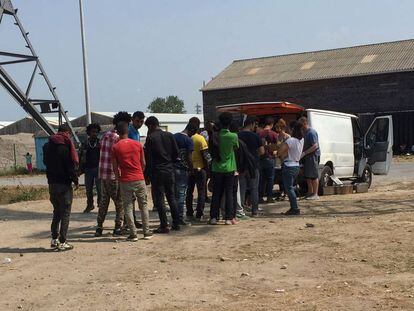 Migrantes en Calais hacen cola para recibir alimentos de una ONG 