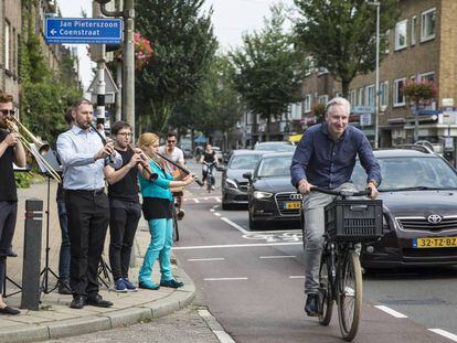 We&#039;N Band toca por las calles de Utrecht. 